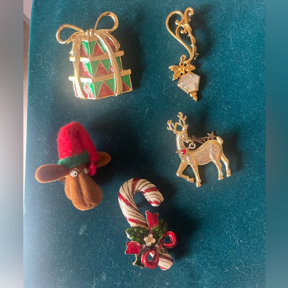 Festive Holiday Vintage Brooch Set